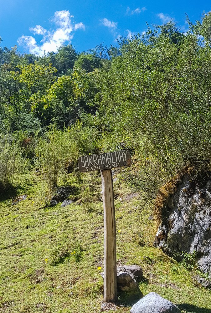 alt="Lares Trek directional sign saying Sakramachay"