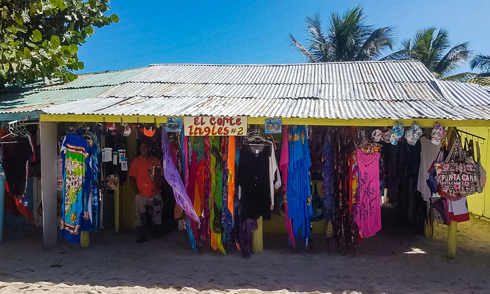 alt="Souvenir shop selling clothes and bags at the beach in Punta Cana"