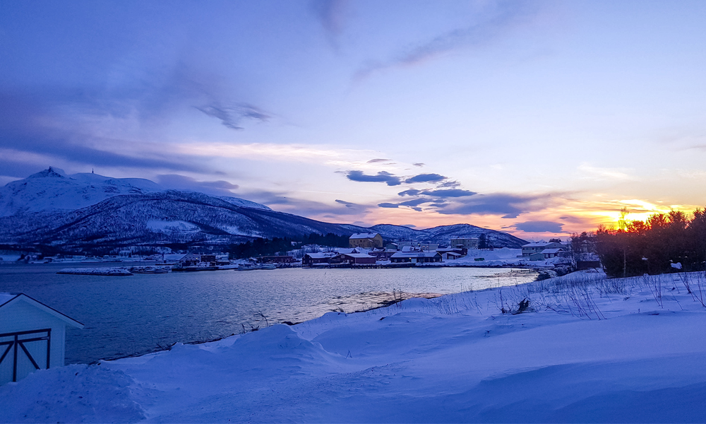 alt=“Sunset over the peaceful lake in Gibostad town, Northern Norway”