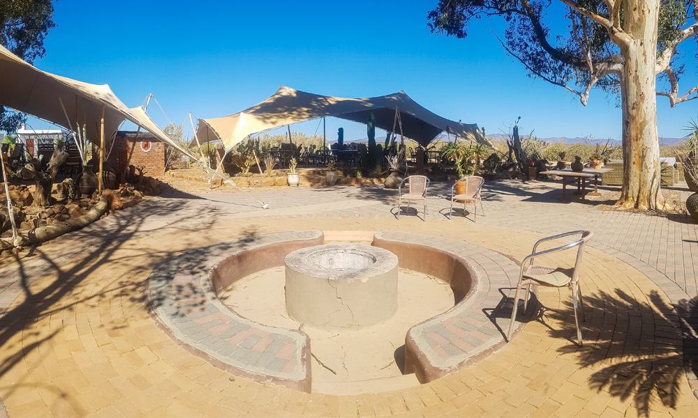 alt="Kuganha luxury tent outdoor bbq area at Inverdoorn Game reserve"