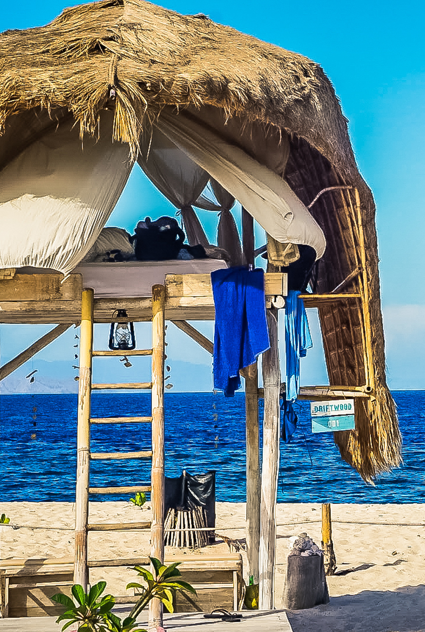 alt="Le Pirate Island private island beach hut with straw roof and with sea view"