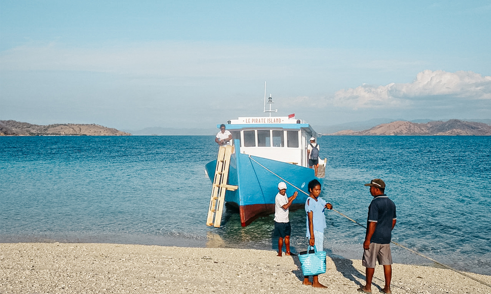 alt=“le-pirate-island-boat-in-sea”