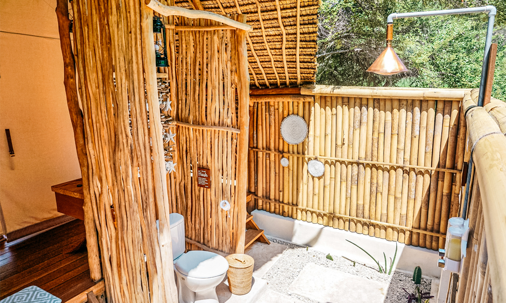 alt=“le-pirate-island-outdoor-toilet”