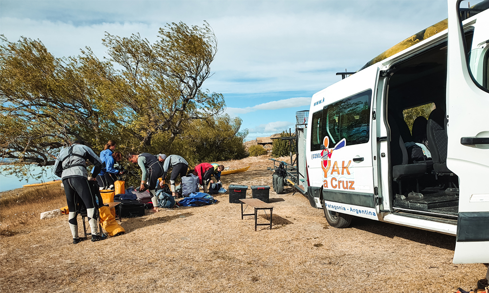 alt=“la-leona-kayak-santa-cruz-tour-patagonia”