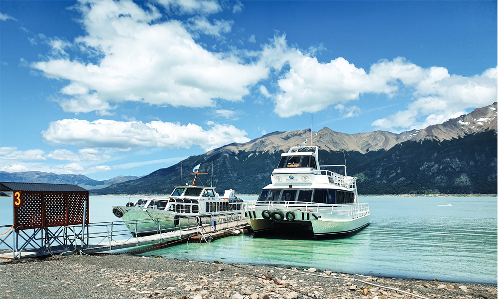 alt=“perito-moreno-boat-pier-patagonia”