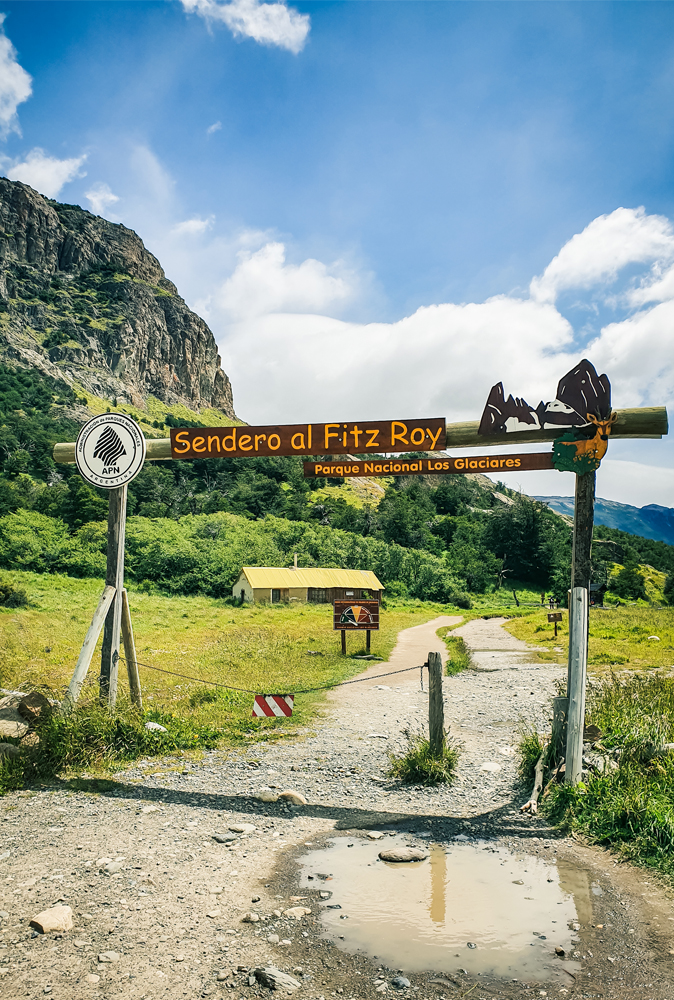 alt=“sendero-al-fitz-roy-entrance-sign”