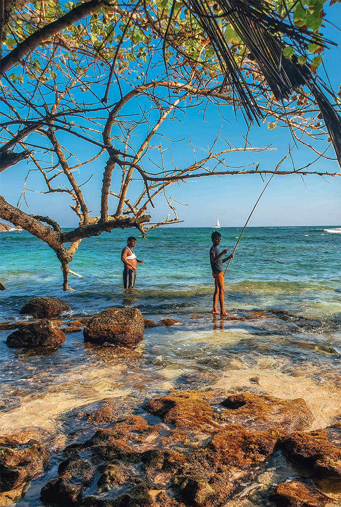 alt=“father-and-son-fishing-mirissa”