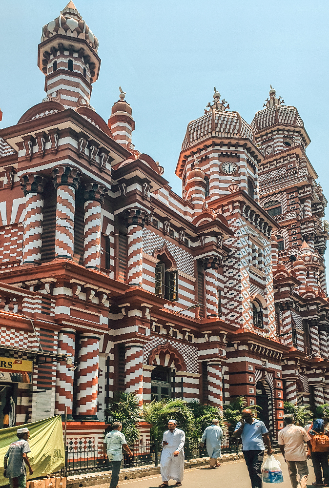 alt=“red-mosque-colombo”