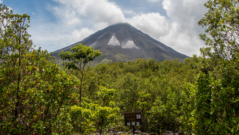 alt=“volcano-costa-rica”