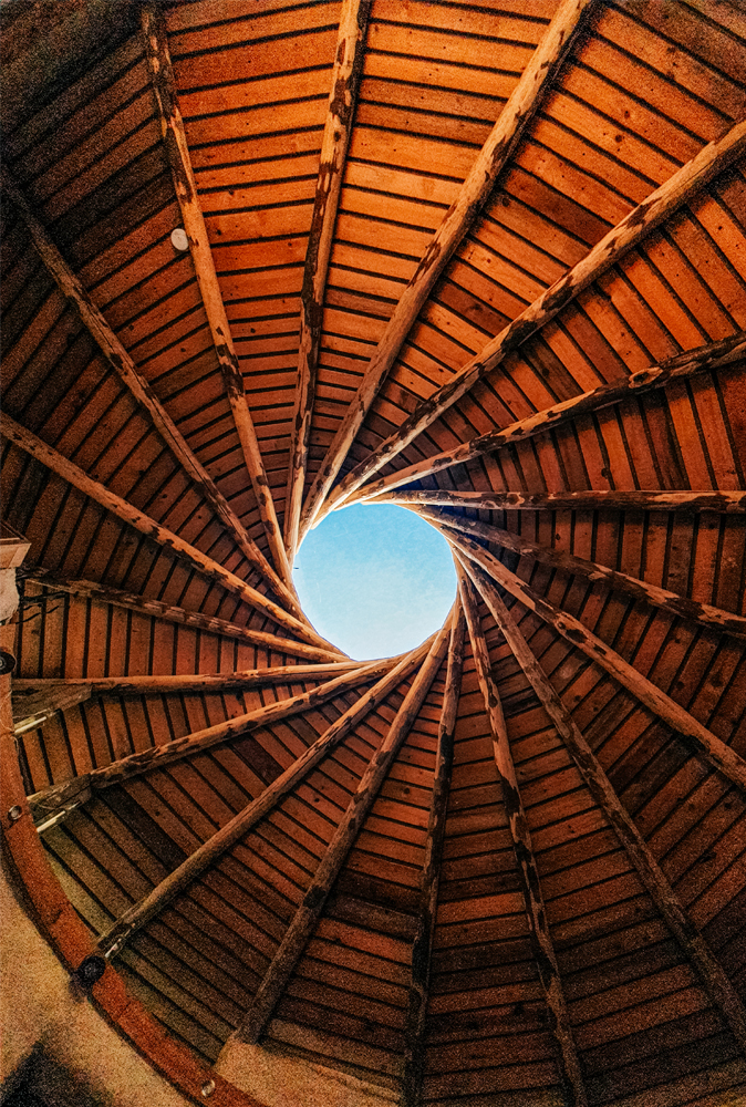 alt=“straw-house-canterbury-ceiling-zoom”
