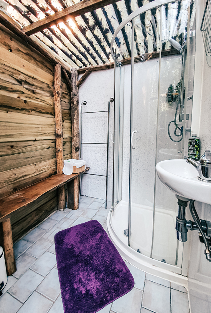 alt=“straw-house-canterbury-shower-room”