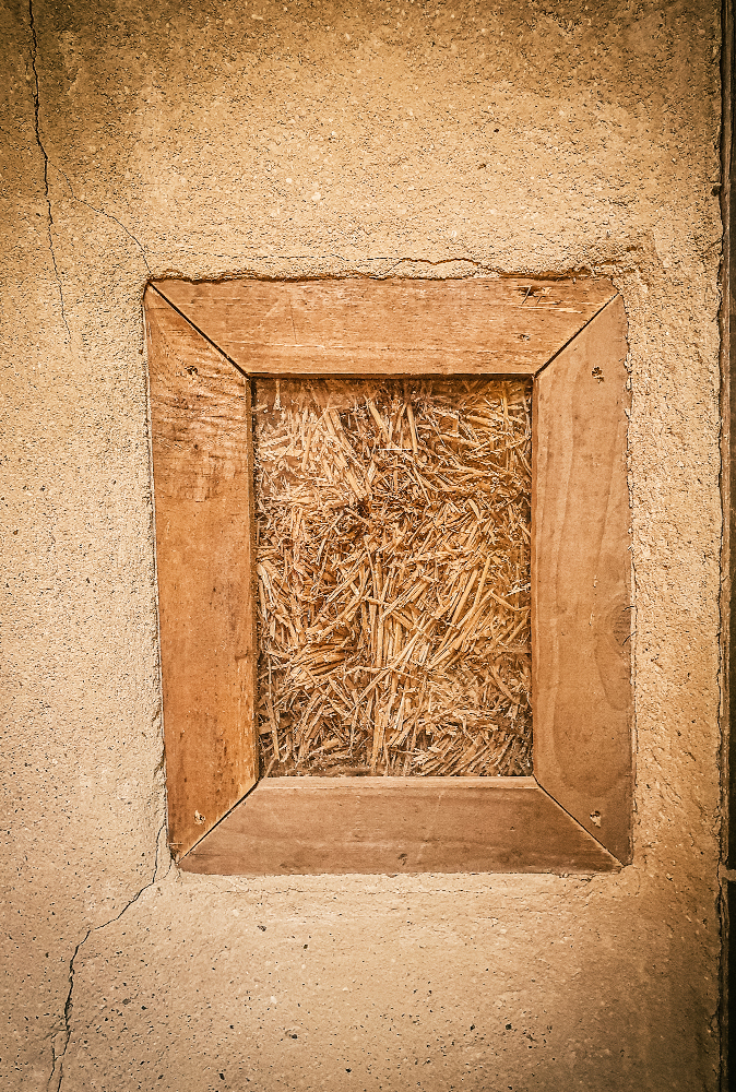 alt=“straw-house-canterbury-straw-window”