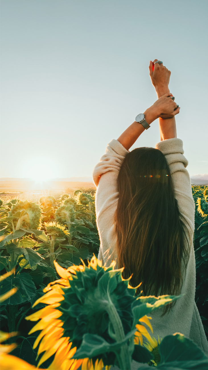 alt=“girl-sunflower-garden”